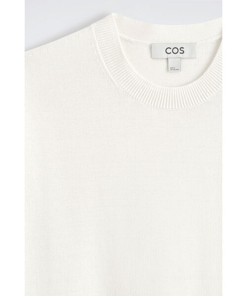 COS（コス）の「コットンニットTシャツ（Tシャツ/カットソー・メンズ・オフホワイト・XS/S/M/L/XL）」の7枚目の写真