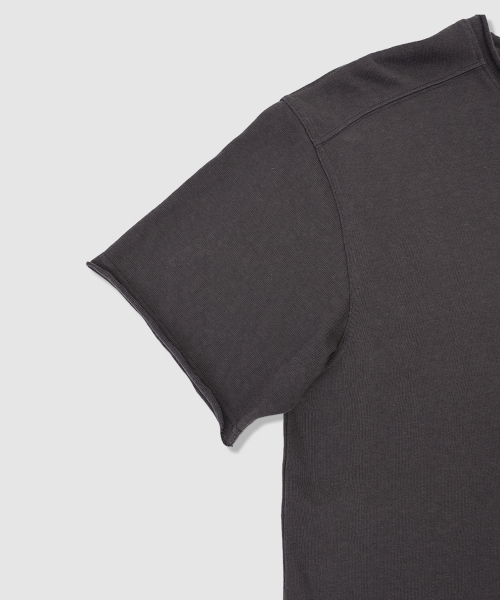 ANYTIME LOREAK（エニタイムロレーク）の「YUCCA RAW-EDGE HALF KNIT - CHARCOAL（Tシャツ/カットソー・メンズ・チャコール・LARGE/MEDIUM）」の4枚目の写真