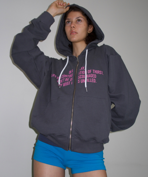 THIRSTYCLUB(サースティークラブ)の「Lettering light weight hoodie - Charcoal(パーカー・レディース・その他・FREE)」の2枚目の写真