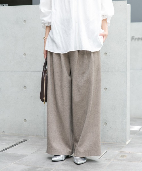 ITEMS URBANRESEARCH(アイテムズ アーバンリサーチ)の「ウールライクイージーパンツ(その他パンツ・レディース・ベージュ/チャコールグレー・FREE)」の3枚目の写真
