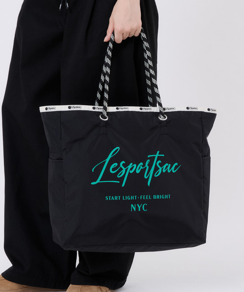 LeSportsac(レスポートサック)の「LARGE 2 WAY TOTE 2ウェイミッドナイトヨガ(トートバッグ・レディース・ブラック・FREE)」の2枚目の写真