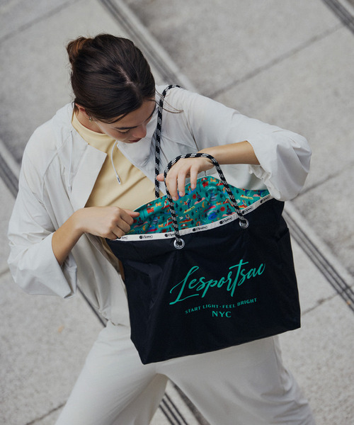 LeSportsac(レスポートサック)の「LARGE 2 WAY TOTE 2ウェイミッドナイトヨガ(トートバッグ・レディース・ブラック・FREE)」の5枚目の写真