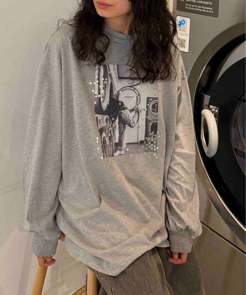 AS KNOW AS plus(アズノゥアズプラス)の「☆オーバーサイズ キラリとフォトプリントロンT【UNISEX ITEM】(Tシャツ/カットソー・レディース・スミクロ/杢グレー/キナリ・FREE)」の1枚目の写真