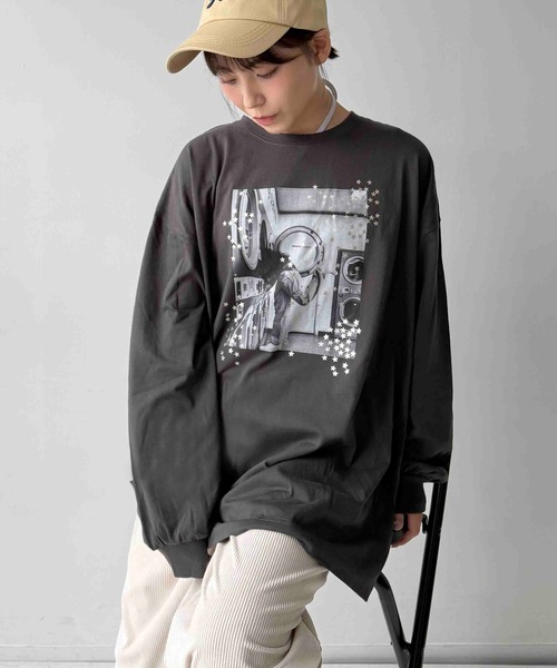 AS KNOW AS plus(アズノゥアズプラス)の「☆オーバーサイズ キラリとフォトプリントロンT【UNISEX ITEM】(Tシャツ/カットソー・レディース・スミクロ/杢グレー/キナリ・FREE)」の3枚目の写真