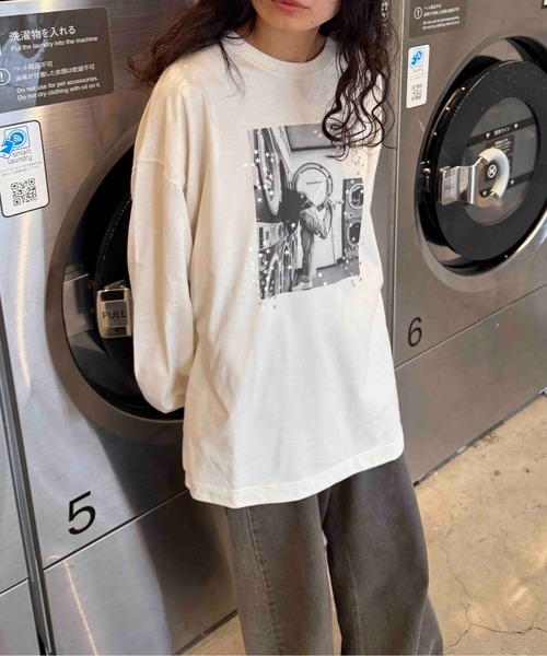 AS KNOW AS plus(アズノゥアズプラス)の「☆オーバーサイズ キラリとフォトプリントロンT【UNISEX ITEM】(Tシャツ/カットソー・レディース・スミクロ/杢グレー/キナリ・FREE)」の2枚目の写真