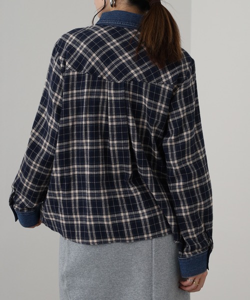 EGLANTINE（エグランティーヌ）の「EGLANTINE デニム切替チェックブラウス 長袖（シャツ/ブラウス・レディース・ネイビー/グレー・38）」の22枚目の写真