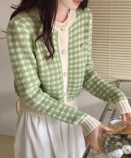 LEMOA（レモア）の「千鳥格子柄ハートボタンニットカーディガン（カーディガン/ボレロ・レディース・ライトブルー/ピンク/グリーン・FREE）」の2枚目の写真