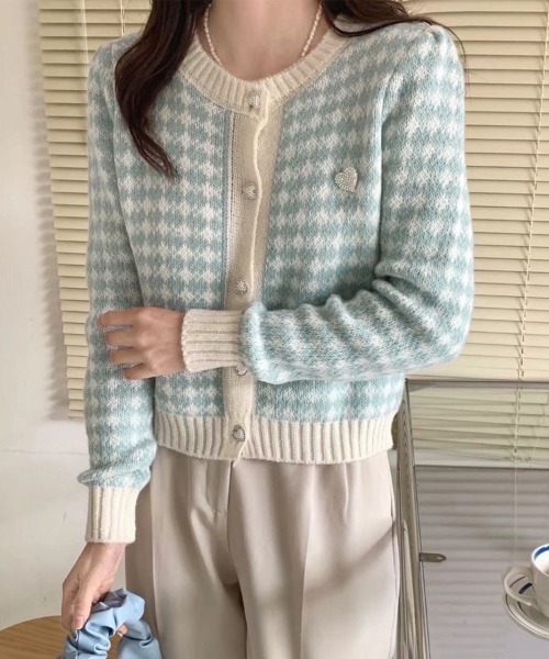 LEMOA（レモア）の「千鳥格子柄ハートボタンニットカーディガン（カーディガン/ボレロ・レディース・ライトブルー/ピンク/グリーン・FREE）」の3枚目の写真