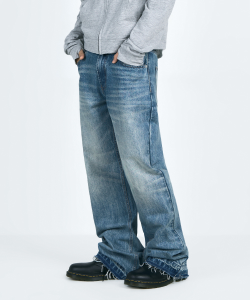 URBANSTOFF(アーバンストッフ)の「カットオフフレアデニムパンツ(ライトブルー)(デニムパンツ・レディース・その他・SMALL/LARGE/MEDIUM)」の1枚目の写真