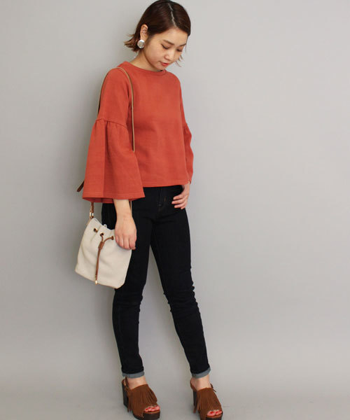 mystic(ミスティック)の「【mystic】袖フレアミラノリブカットトップス(Tシャツ/カットソー・レディース・オフホワイト/グレー/ネイビー/レンガ・フリ-)」の5枚目の写真