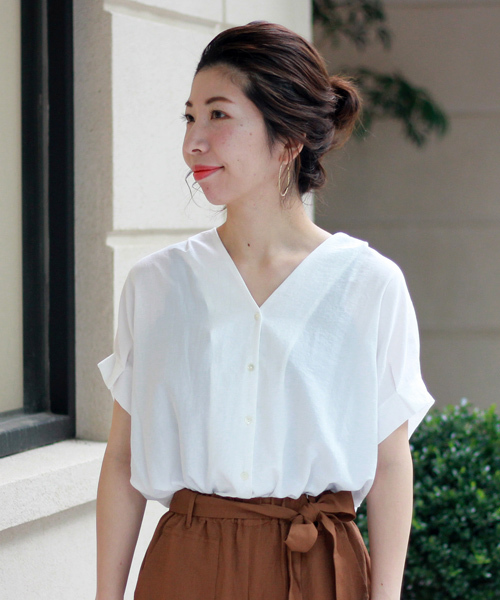 le.coeur blanc(ルクールブラン)の「スタンドVネックタックスリーブシャツ(シャツ/ブラウス・レディース・ピンク系その他/ブラック/オフホワイト/マスタード・FREE)」の2枚目の写真