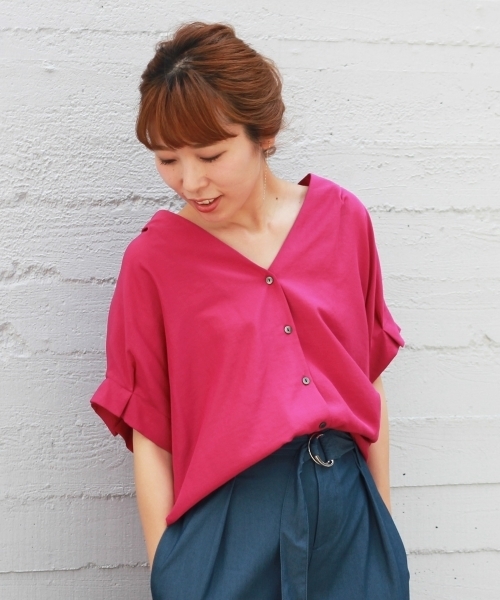 le.coeur blanc(ルクールブラン)の「スタンドVネックタックスリーブシャツ(シャツ/ブラウス・レディース・ピンク系その他/ブラック/オフホワイト/マスタード・FREE)」の1枚目の写真