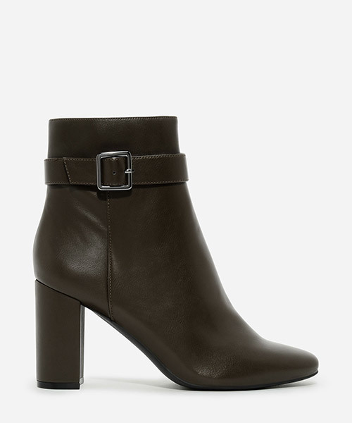 CHARLES & KEITH(チャールズ & キース)の「バックルアンクルブーツ / BUCKLE ANKLE BOOTS(ブーツ・レディース・オリーブ・23.5cm/24.5cm/23cm/25.0cm/22.5㎝)」の1枚目の写真