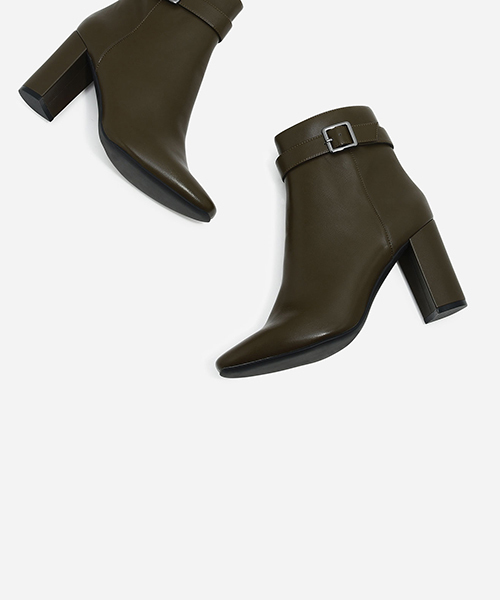 CHARLES & KEITH(チャールズ & キース)の「バックルアンクルブーツ / BUCKLE ANKLE BOOTS(ブーツ・レディース・オリーブ・23.5cm/24.5cm/23cm/25.0cm/22.5㎝)」の4枚目の写真