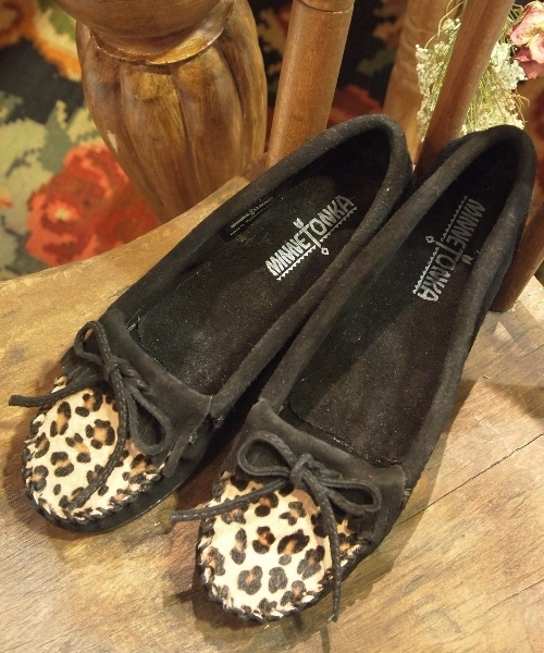 BEAUTY&YOUTH UNITED ARROWS（ビューティーアンドユースユナイテッドアローズ）の「BY ∵MINNETONKA レオパードモカシン ◆（モカシン/デッキシューズ・レディース・ブラック/ダークブラウン・5/6/7/8）」の2枚目の写真