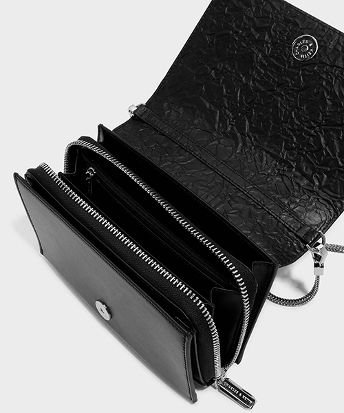 CHARLES & KEITH（チャールズ & キース）の「フロントフラップスリングバッグ/FRONT FLAP SLING BAG（メッセンジャーバッグ・レディース・ライトグレー/ブラック・S）」の6枚目の写真