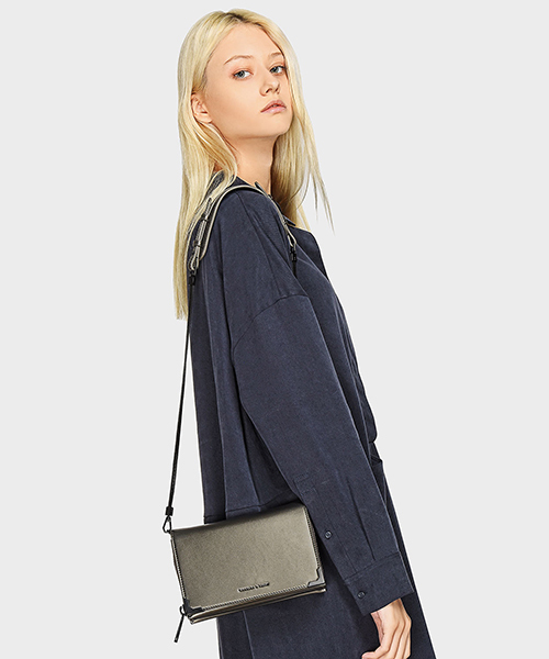 CHARLES & KEITH（チャールズ & キース）の「フロントフラップスリングバッグ/FRONT FLAP SLING BAG（メッセンジャーバッグ・レディース・ライトグレー/ブラック・S）」の8枚目の写真
