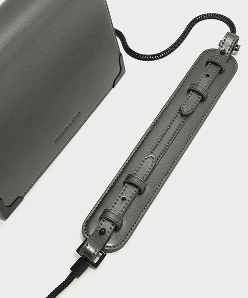 CHARLES & KEITH（チャールズ & キース）の「フロントフラップスリングバッグ/FRONT FLAP SLING BAG（メッセンジャーバッグ・レディース・ライトグレー/ブラック・S）」の10枚目の写真