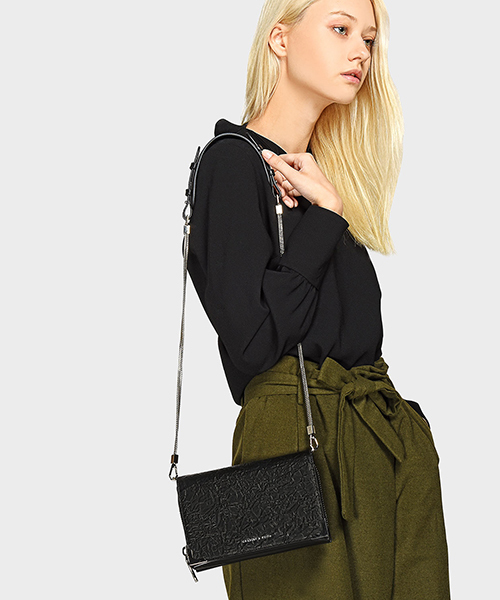 CHARLES & KEITH（チャールズ & キース）の「フロントフラップスリングバッグ/FRONT FLAP SLING BAG（メッセンジャーバッグ・レディース・ライトグレー/ブラック・S）」の3枚目の写真