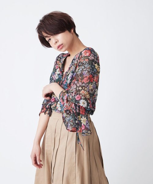 TRUNO by NOISE MAKER（トルノバイノイズメーカー）の「花柄Vネックブラウス（シャツ/ブラウス・レディース・オフホワイト/ブラック/ブルー・FREE）」の13枚目の写真