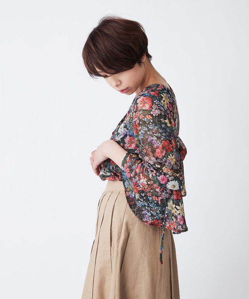 TRUNO by NOISE MAKER（トルノバイノイズメーカー）の「花柄Vネックブラウス（シャツ/ブラウス・レディース・オフホワイト/ブラック/ブルー・FREE）」の4枚目の写真