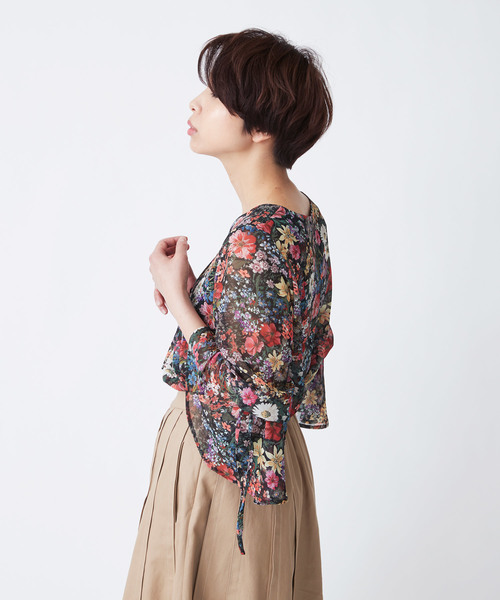 TRUNO by NOISE MAKER（トルノバイノイズメーカー）の「花柄Vネックブラウス（シャツ/ブラウス・レディース・オフホワイト/ブラック/ブルー・FREE）」の9枚目の写真