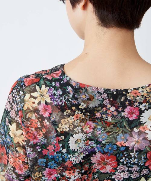 TRUNO by NOISE MAKER（トルノバイノイズメーカー）の「花柄Vネックブラウス（シャツ/ブラウス・レディース・オフホワイト/ブラック/ブルー・FREE）」の7枚目の写真