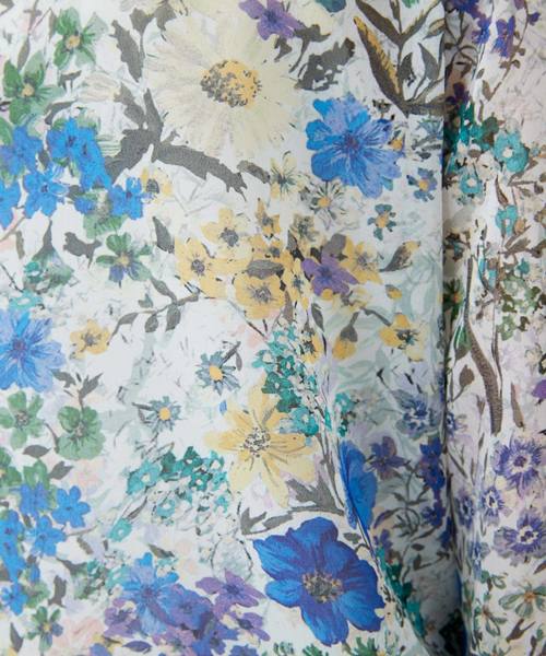 TRUNO by NOISE MAKER（トルノバイノイズメーカー）の「花柄Vネックブラウス（シャツ/ブラウス・レディース・オフホワイト/ブラック/ブルー・FREE）」の10枚目の写真