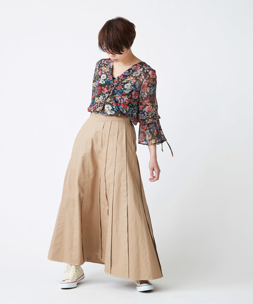 TRUNO by NOISE MAKER（トルノバイノイズメーカー）の「花柄Vネックブラウス（シャツ/ブラウス・レディース・オフホワイト/ブラック/ブルー・FREE）」の8枚目の写真