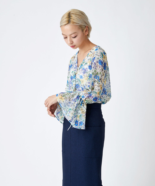 TRUNO by NOISE MAKER（トルノバイノイズメーカー）の「花柄Vネックブラウス（シャツ/ブラウス・レディース・オフホワイト/ブラック/ブルー・FREE）」の22枚目の写真