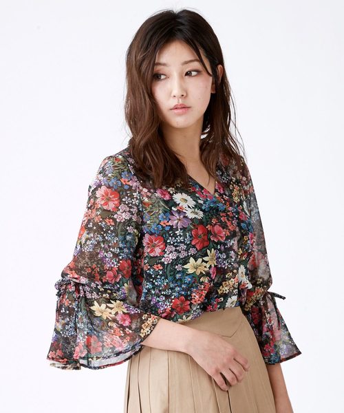 TRUNO by NOISE MAKER（トルノバイノイズメーカー）の「花柄Vネックブラウス（シャツ/ブラウス・レディース・オフホワイト/ブラック/ブルー・FREE）」の19枚目の写真