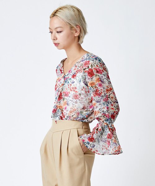 TRUNO by NOISE MAKER（トルノバイノイズメーカー）の「花柄Vネックブラウス（シャツ/ブラウス・レディース・オフホワイト/ブラック/ブルー・FREE）」の18枚目の写真