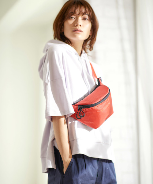 CONVERSE（コンバース）の「【CONVERSE WAIST BAG】コンバース リップ ロゴ ウエストミニバッグ（ボディバッグ/ウエストポーチ・レディース・オレンジ/パープル/ブラック/グレー・FREE）」の11枚目の写真