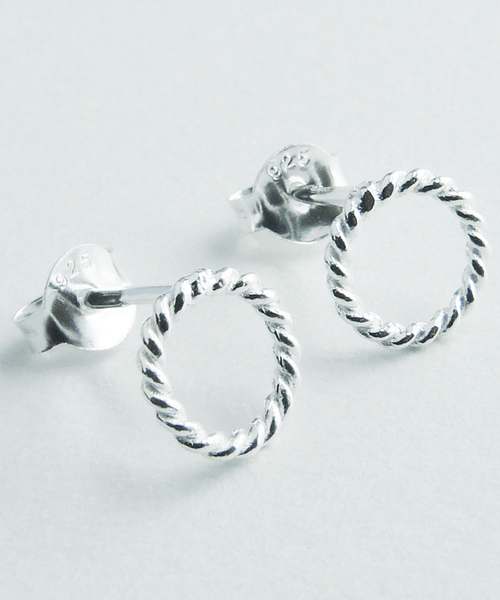 TONE SELECT GOODS(トーンセレクトグッズ)の「【925 SILVER ACC】TwistTwistサークルピアスSV925(OG)(ピアス(両耳用)・レディース・シルバー/ゴールド・FREE)」の2枚目の写真