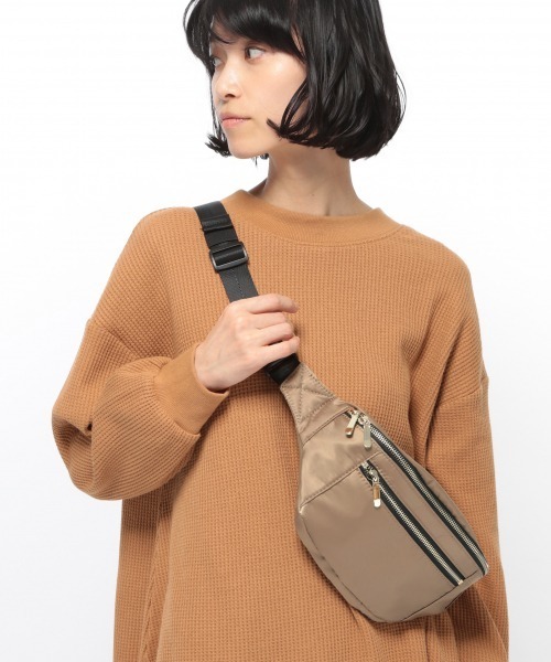 LAKOLE（ラコレ）の「ダブルジップボディバッグ / LAKOLE（ボディバッグ/ウエストポーチ・レディース・ブラック/ブルー/グリーン/キャメル・FREE）」の7枚目の写真