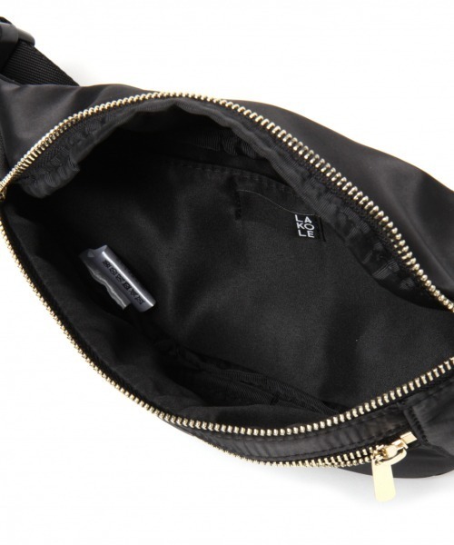 LAKOLE（ラコレ）の「ダブルジップボディバッグ / LAKOLE（ボディバッグ/ウエストポーチ・レディース・ブラック/ブルー/グリーン/キャメル・FREE）」の15枚目の写真