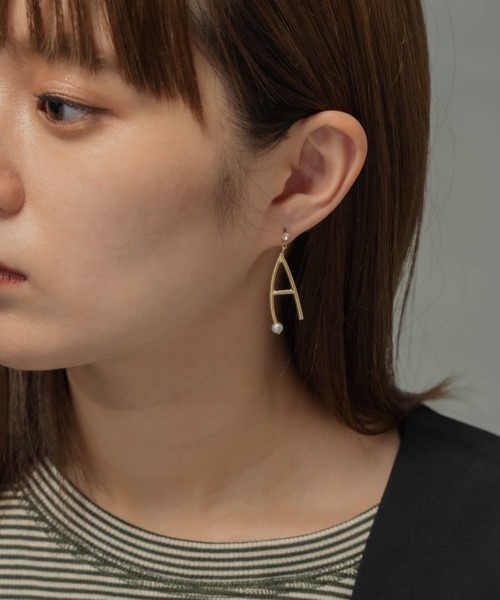 SALON（サロン）の「【 SALON / サロン 】 オリジナル手書き風イニシャル アシンメトリーピアス ★（ピアス（両耳用）・レディース・A/C/E/H/K/M/N/R/S/T/Y・FREE）」の2枚目の写真