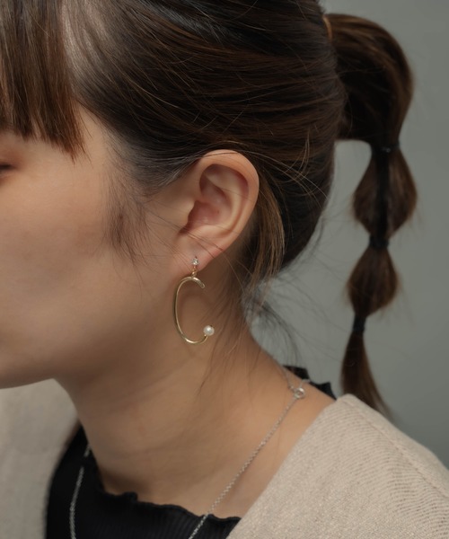 SALON（サロン）の「【 SALON / サロン 】 オリジナル手書き風イニシャル アシンメトリーピアス ★（ピアス（両耳用）・レディース・A/C/E/H/K/M/N/R/S/T/Y・FREE）」の3枚目の写真