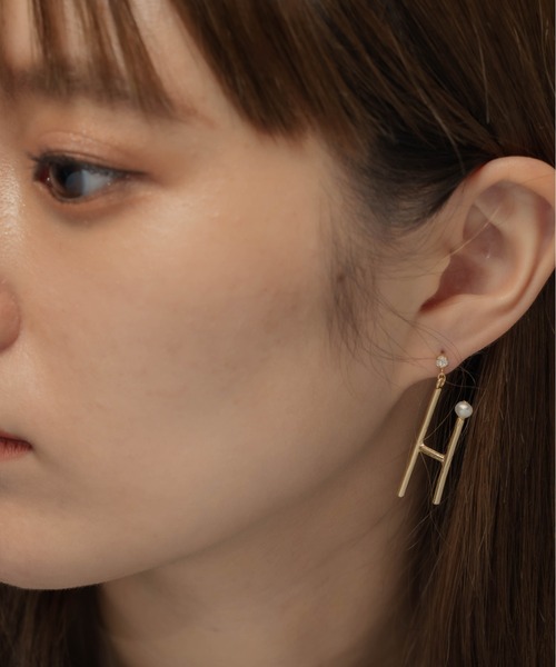 SALON（サロン）の「【 SALON / サロン 】 オリジナル手書き風イニシャル アシンメトリーピアス ★（ピアス（両耳用）・レディース・A/C/E/H/K/M/N/R/S/T/Y・FREE）」の4枚目の写真