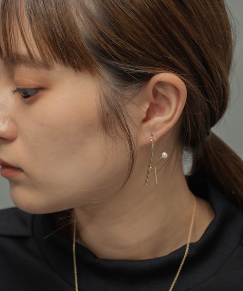 SALON（サロン）の「【 SALON / サロン 】 オリジナル手書き風イニシャル アシンメトリーピアス ★（ピアス（両耳用）・レディース・A/C/E/H/K/M/N/R/S/T/Y・FREE）」の5枚目の写真