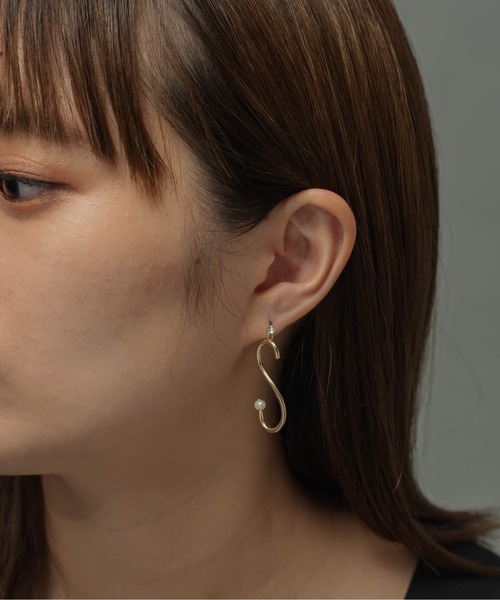 SALON（サロン）の「【 SALON / サロン 】 オリジナル手書き風イニシャル アシンメトリーピアス ★（ピアス（両耳用）・レディース・A/C/E/H/K/M/N/R/S/T/Y・FREE）」の9枚目の写真