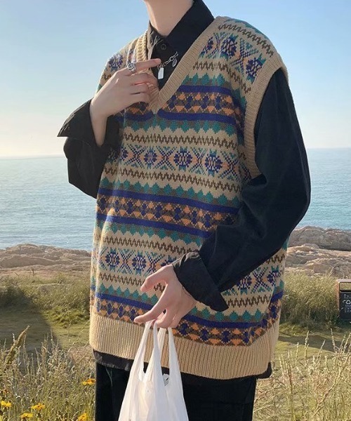 MGV（エムジーヴィー）の「レトロパターンVネックベスト（ベスト・メンズ・ベージュ/ネイビー・MEDIUM/LARGE/X-LARGE）」の6枚目の写真