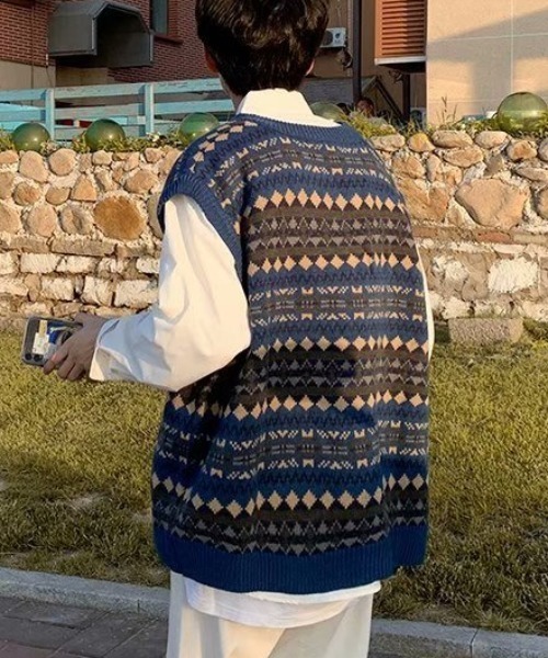 MGV（エムジーヴィー）の「レトロパターンVネックベスト（ベスト・メンズ・ベージュ/ネイビー・MEDIUM/LARGE/X-LARGE）」の3枚目の写真