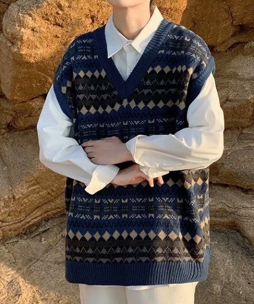 MGV（エムジーヴィー）の「レトロパターンVネックベスト（ベスト・メンズ・ベージュ/ネイビー・MEDIUM/LARGE/X-LARGE）」の4枚目の写真