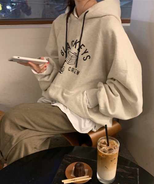 MANGROVE（マングローブ）の「ビンテージ風ロゴプリントスウェットパーカー（パーカー・レディース・ライトグレー/ダークグレー・FREE）」の13枚目の写真