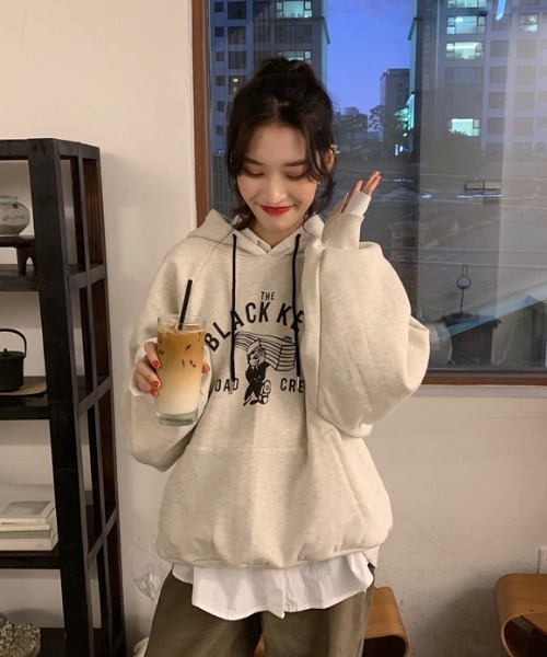 MANGROVE（マングローブ）の「ビンテージ風ロゴプリントスウェットパーカー（パーカー・レディース・ライトグレー/ダークグレー・FREE）」の3枚目の写真