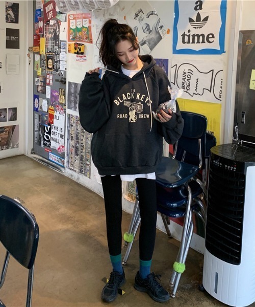 MANGROVE（マングローブ）の「ビンテージ風ロゴプリントスウェットパーカー（パーカー・レディース・ライトグレー/ダークグレー・FREE）」の4枚目の写真