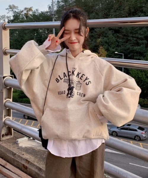 MANGROVE（マングローブ）の「ビンテージ風ロゴプリントスウェットパーカー（パーカー・レディース・ライトグレー/ダークグレー・FREE）」の7枚目の写真