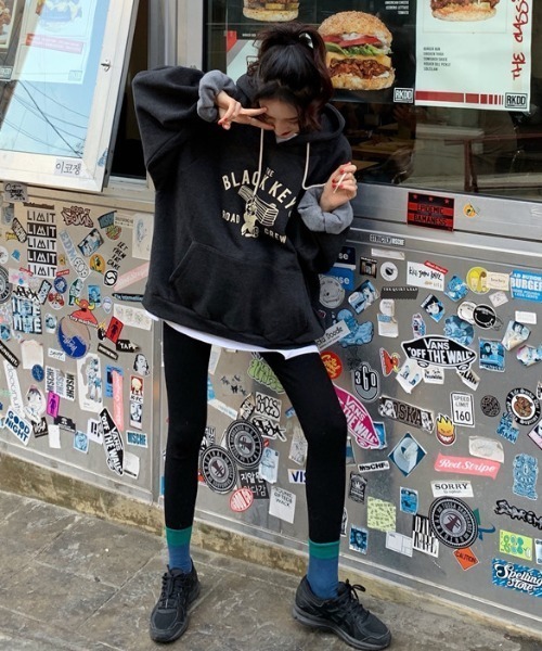 MANGROVE（マングローブ）の「ビンテージ風ロゴプリントスウェットパーカー（パーカー・レディース・ライトグレー/ダークグレー・FREE）」の5枚目の写真