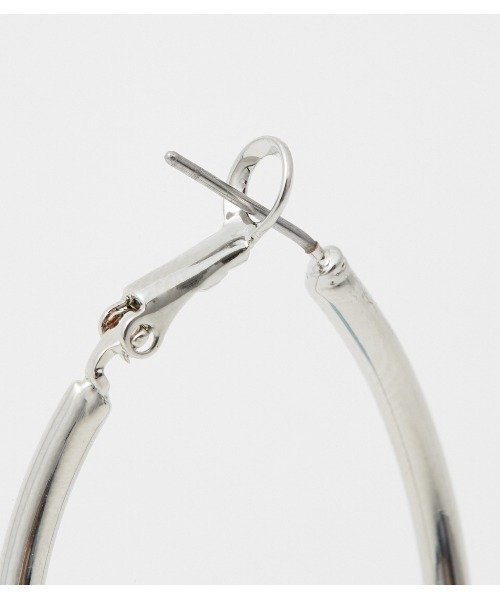 AZUL by moussy（アズールバイマウジー）の「OVAL BIG HOOP EARRINGS/オーバルビッグフープイアリング（ピアス（両耳用）・レディース・シルバー/ゴールド系その他・FREE）」の3枚目の写真
